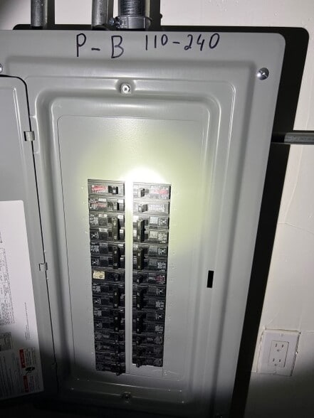 More Photos Of 1010 34th St, Bakersfield Warehouse For Sale