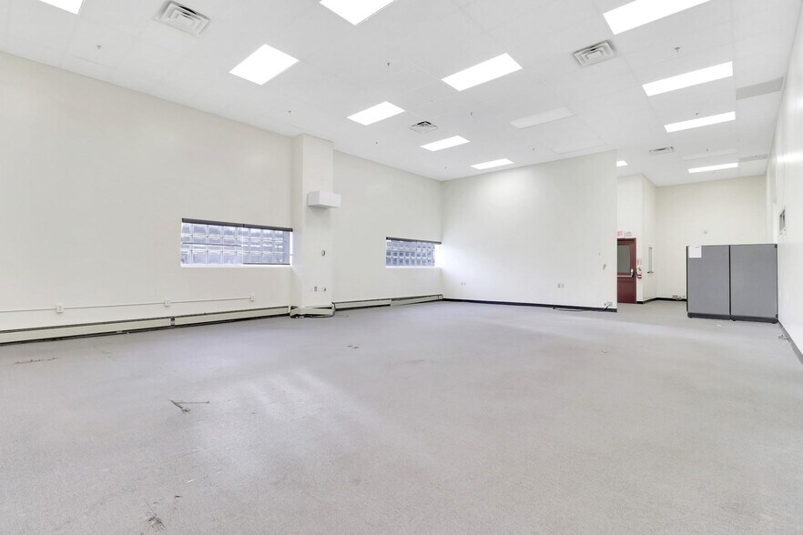 More Photos Of 40 Commercial Ave, Middletown Warehouse For Lease