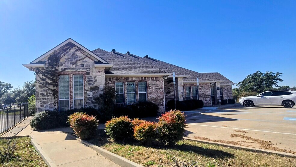 More Photos Of 1205 Bent Oaks Ct, Denton Office For Sale