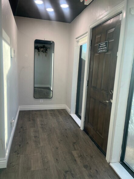 More Photos Of 911 E MacArthur St, Shawnee Showroom For Lease