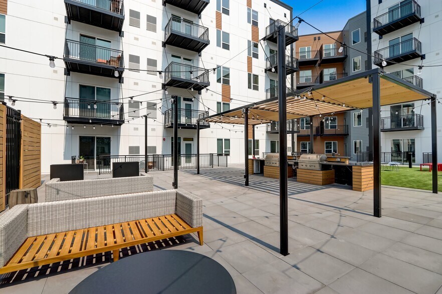 More Photos Of 1423 Ellinwood Ave, Des Plaines Apartments For Lease