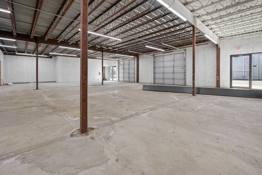 More Photos Of 4403-4411 SW 3rd St, Oklahoma City Showroom For Lease