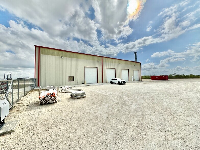 More Photos Of 4844 CR 430, Pleasanton Warehouse For Lease