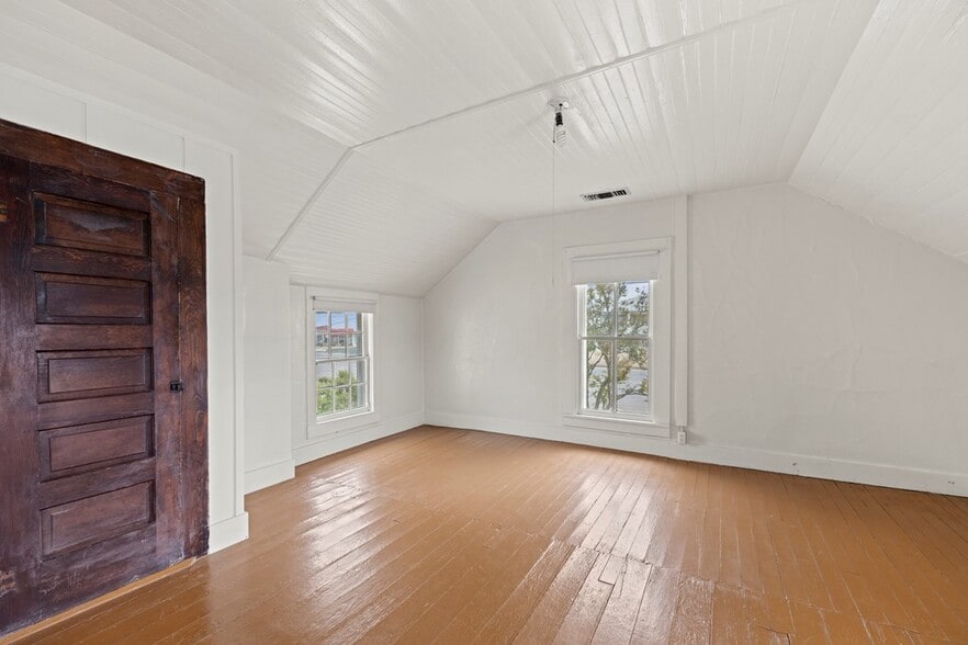 More Photos Of 421 W Main St, Fredericksburg Office Residential For Lease