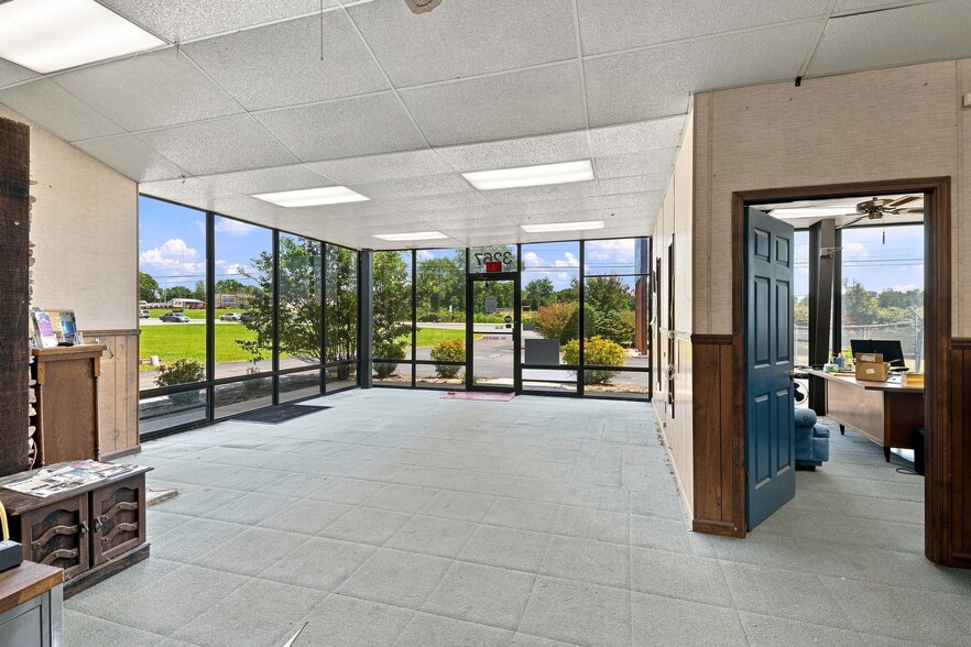 More Photos Of 3267 US Highway 431, Albertville Showroom For Sale