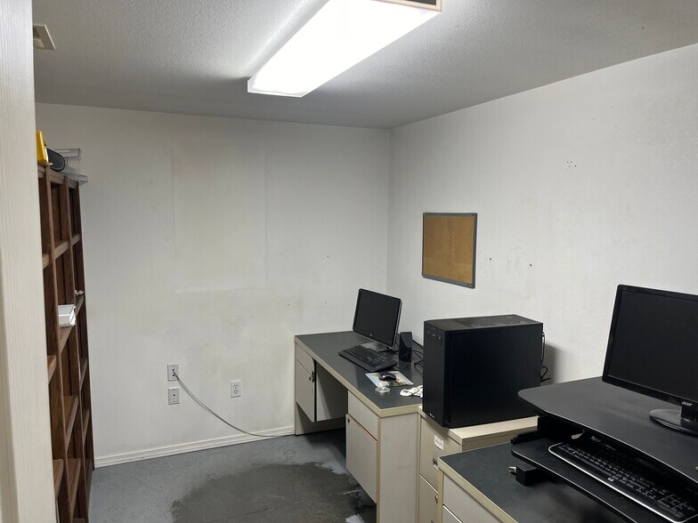 More Photos Of 1893 Airport Way, Richland Distribution For Lease