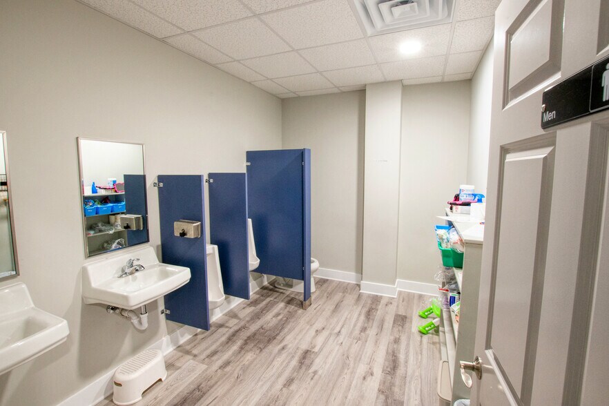 More Photos Of 2300 Parkwood Dr, Brunswick Office For Sale