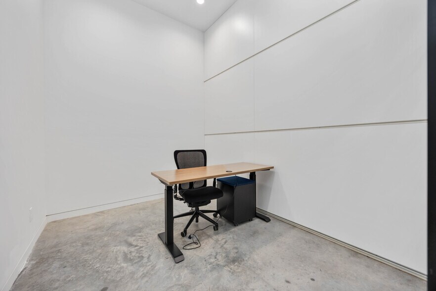 More Photos Of 5214 Harrisburg Blvd, Houston Office For Lease