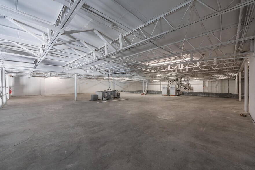 More Photos Of 2560 Fowler St, Fort Myers Warehouse For Lease