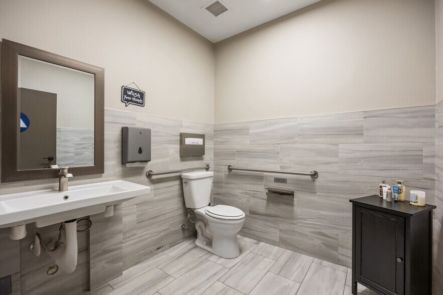 More Photos Of 20605 Soledad Canyon Rd, Canyon Country Office For Sale