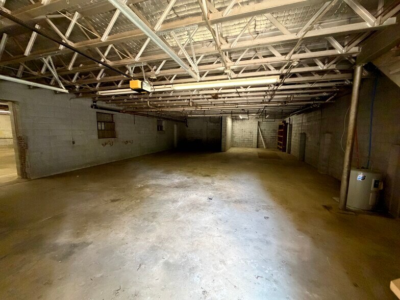 More Photos Of 910 Edgefield St, Greenwood Light Distribution For Sale