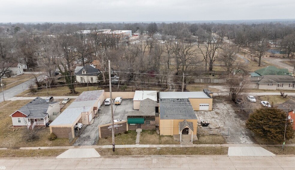 More Photos Of 219 & 303 W Chase st, Springfield Light Distribution For Sale