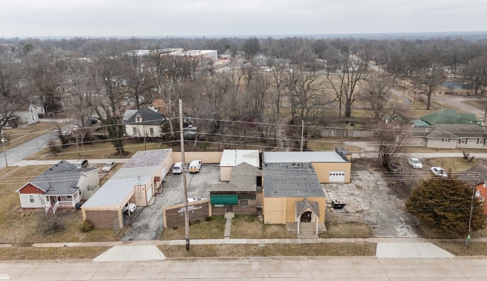 More Photos Of 219 & 303 W Chase st, Springfield Light Distribution For Lease