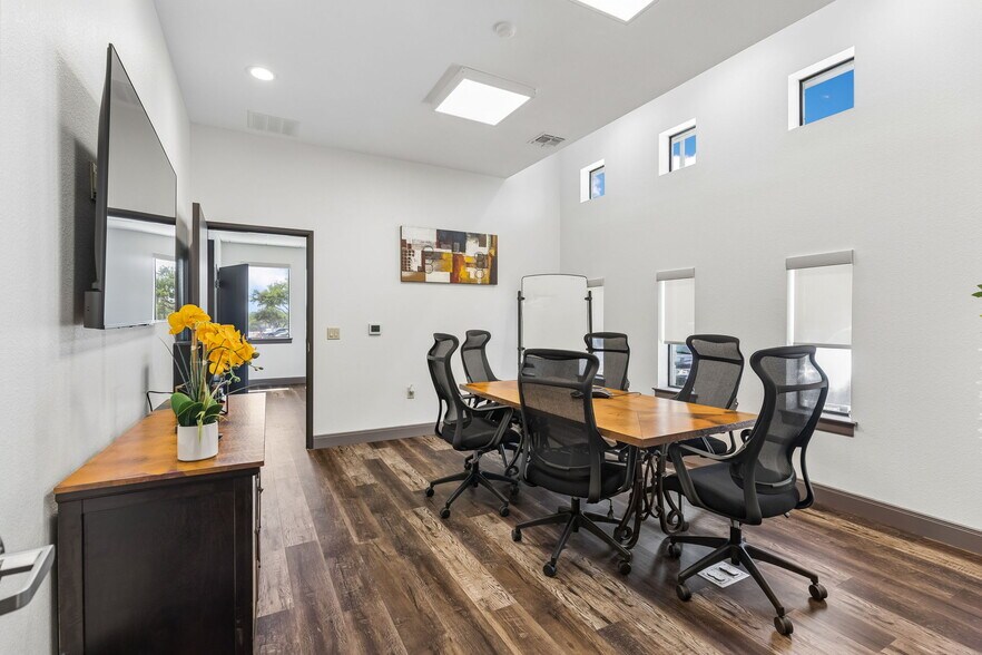 More Photos Of 4358 Lockhill Selma Rd, Shavano Park Medical For Lease