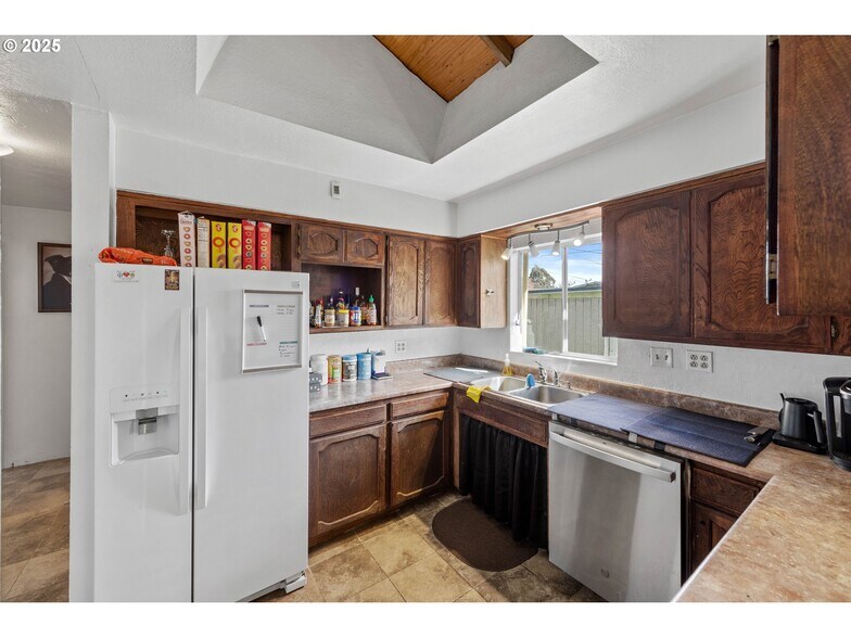 More Photos Of 2235 Broadway Ave, North Bend General Retail For Sale