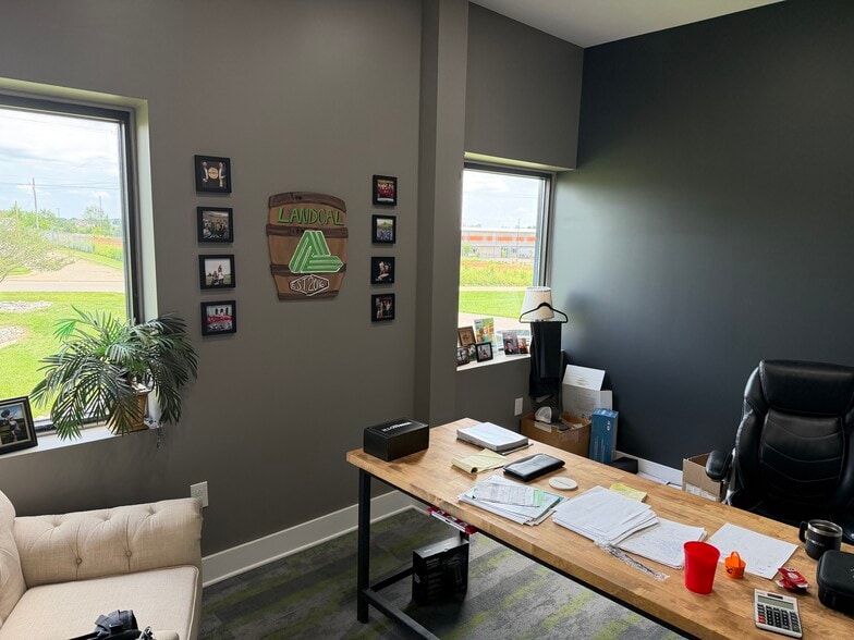 More Photos Of 100 Summer Ct, Georgetown Flex For Sale