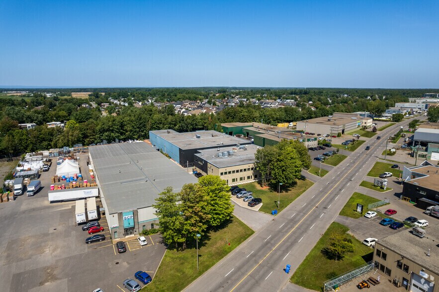 More Photos Of 3330 Boul Des Entreprises, Terrebonne Warehouse For Lease