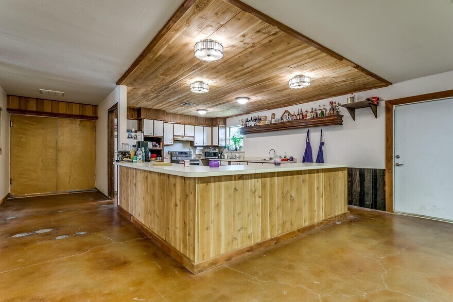 More Photos Of 220 W Lipan Dr, Lipan Religious Facility For Sale