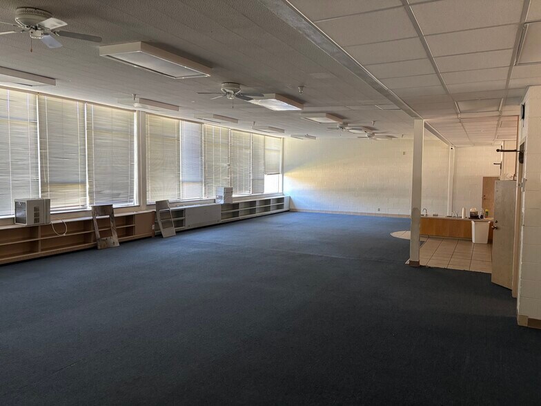 More Photos Of 670 Main Ave, De Pere Schools For Lease