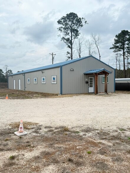 Primary Photo Of 11395 FM 2432 Rd, Willis Light Manufacturing For Sale