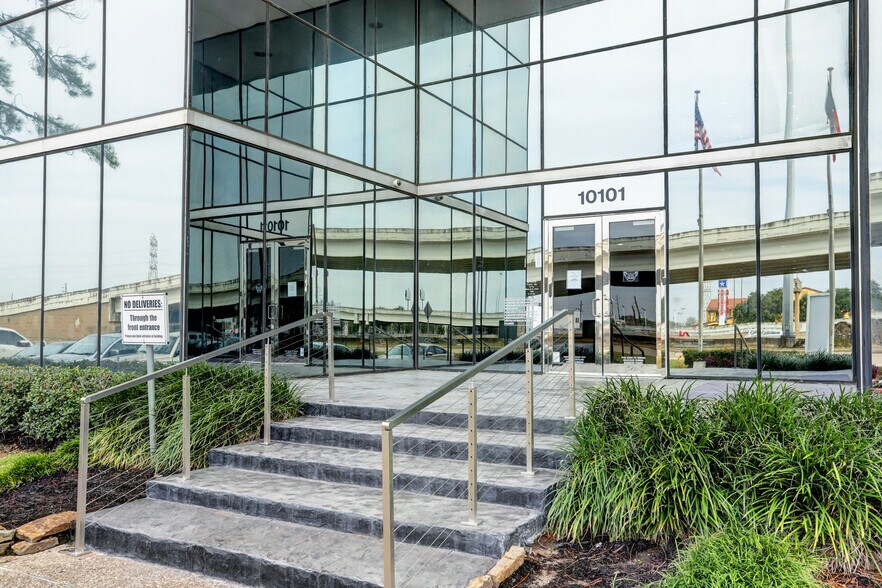 More Photos Of 10101 Southwest Freeway, Houston Office For Lease