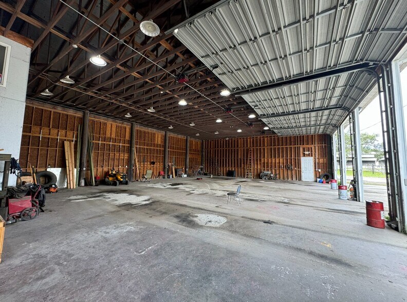 More Photos Of 9879 US Highway 301 N, Tampa Warehouse For Lease