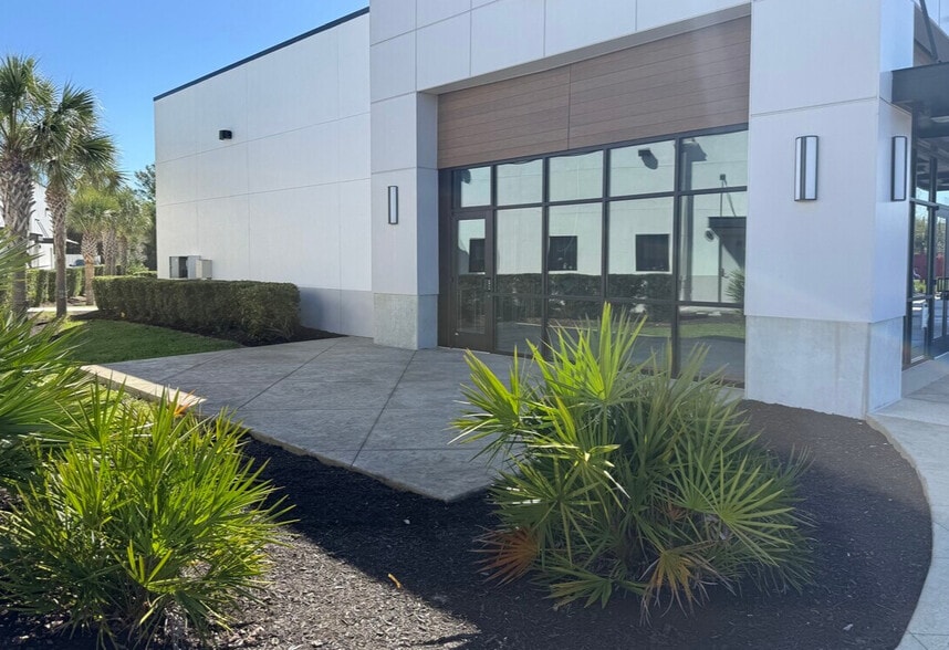 More Photos Of 5628 Circa Fishhawk Blvd, Lithia General Retail For Lease