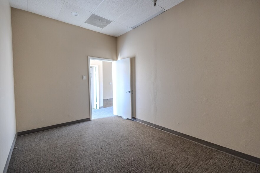More Photos Of 993 W Valley Blvd, Bloomington Unknown For Lease