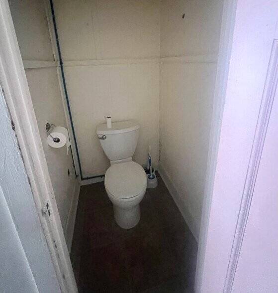 More Photos Of 51 Bridge St, Amsterdam Storefront Retail Residential For Lease