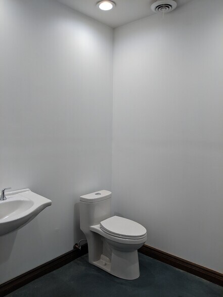 More Photos Of 6575-6577 N Avondale Ave, Chicago Service For Lease