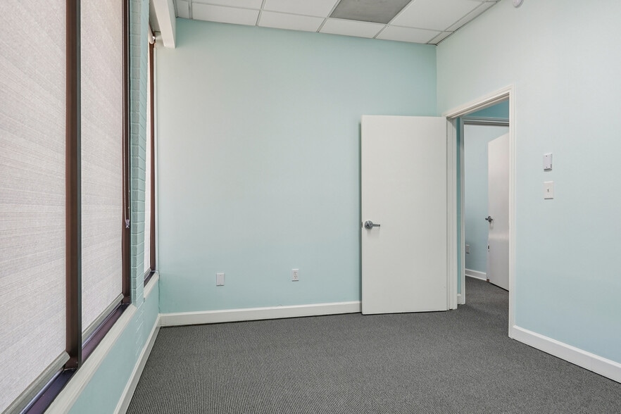 More Photos Of 396 W Main St, Lewisville Medical For Sale