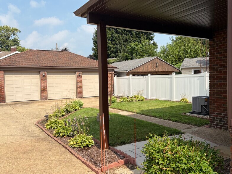 More Photos Of 1031 Columbus Ave, Sandusky Flex For Sale