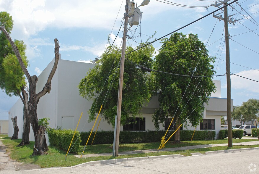 More Photos Of 4700-4712 NE 11th Ave, Oakland Park Warehouse For Lease