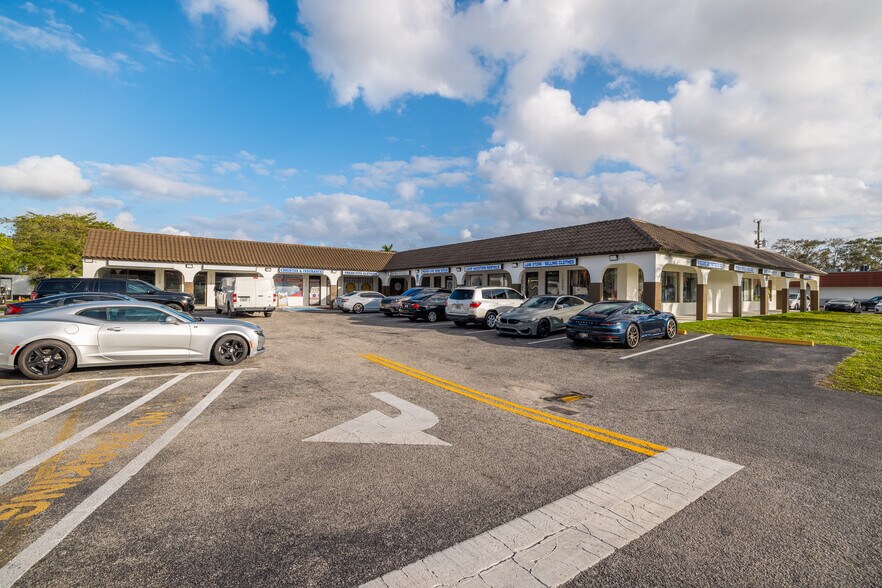 More Photos Of 1120 Sunset Strip, Sunrise Freestanding For Lease