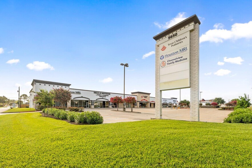 More Photos Of 5614-5650 E Sam Houston Pky N, Houston Medical For Lease