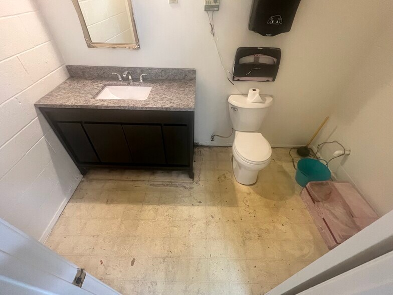 More Photos Of 147 N Gilbert St, Hemet Flex For Sale