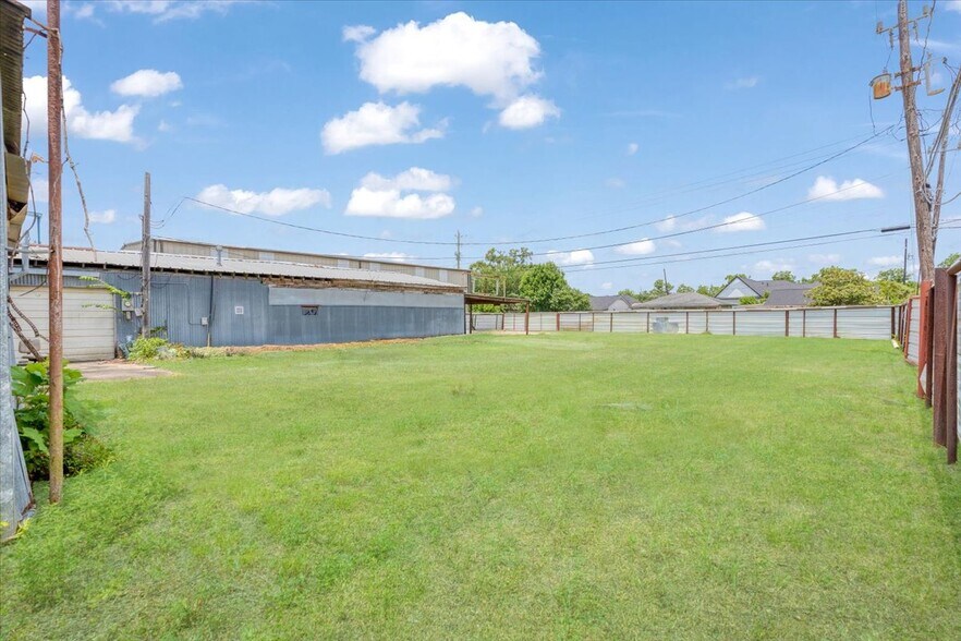 More Photos Of 6334 Midvale Ave, Houston Warehouse For Lease