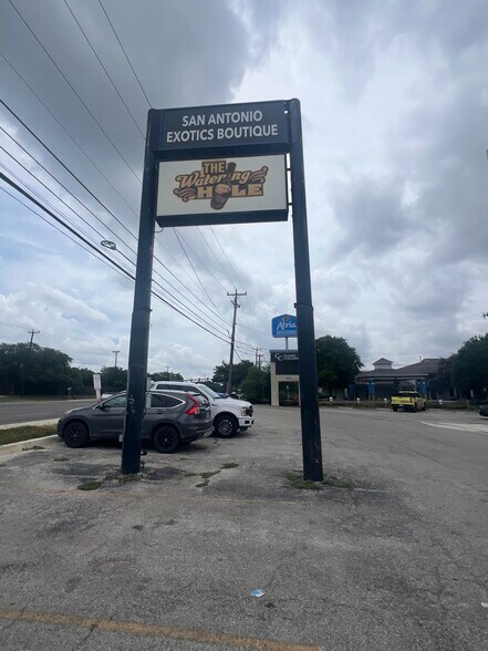 More Photos Of 9809 Fredericksburg Rd, San Antonio Auto Repair For Lease