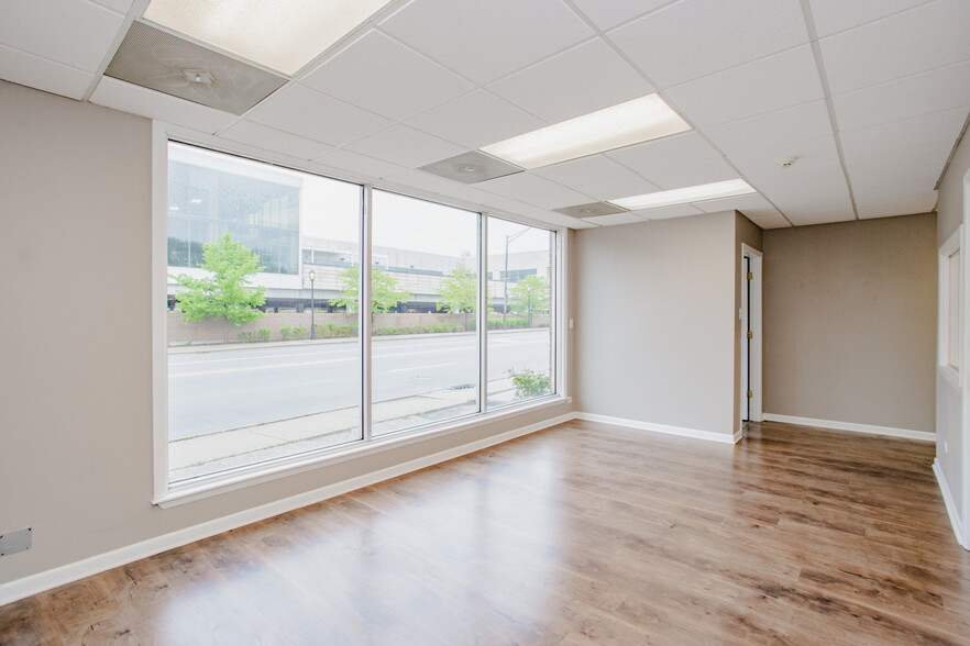 More Photos Of 831 W Touhy Ave, Park Ridge Storefront For Lease