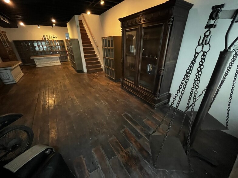 More Photos Of 610 E Market St, Louisville Freestanding For Sale