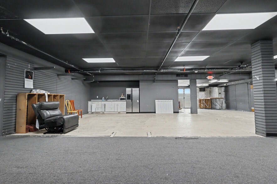 More Photos Of 312 E Main St, Grand Prairie Showroom For Lease