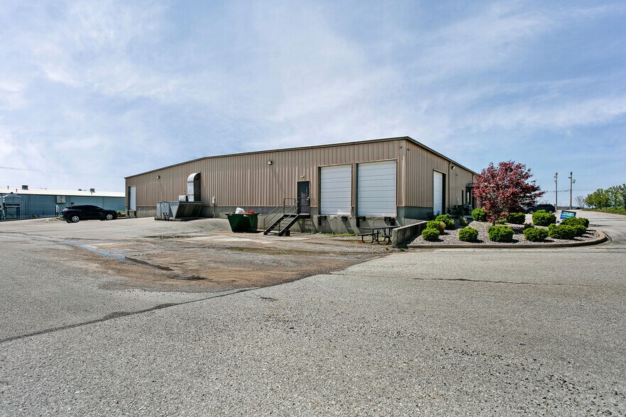 More Photos Of 805 Commerce Dr, Leitchfield Flex For Sale