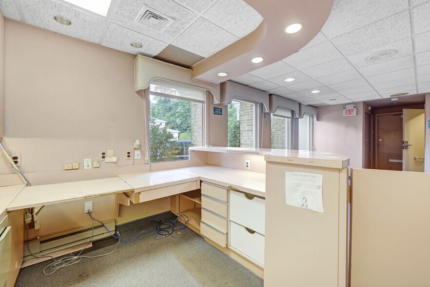 More Photos Of 385 S Maple Ave, Glen Rock Medical For Lease
