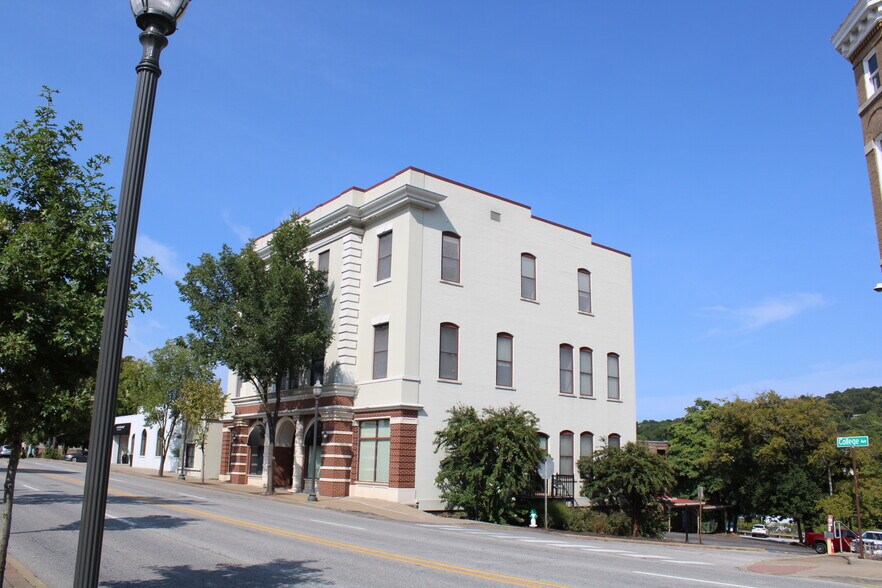More Photos Of 2 N College Ave, Fayetteville Office For Lease