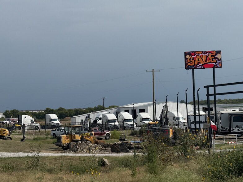 More Photos Of 13239 S Interstate 35, Valley View Manufacturing For Lease