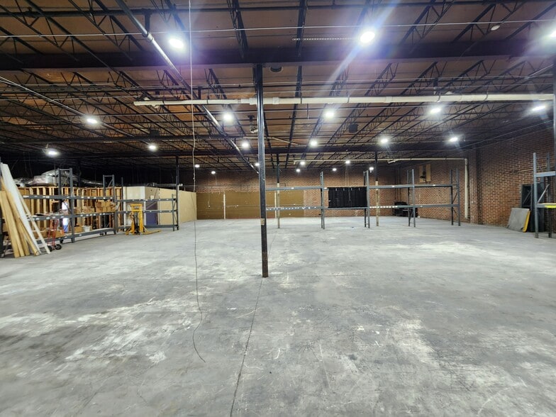 More Photos Of 1320 White St SW, Atlanta Showroom For Lease