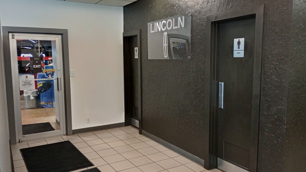 More Photos Of 520 W Kimberly Rd, Davenport Auto Dealership For Lease