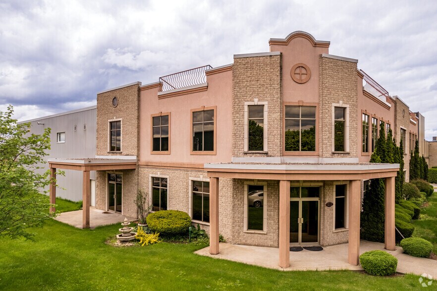 Primary Photo Of 215 Av Liberté, Candiac Manufacturing For Lease