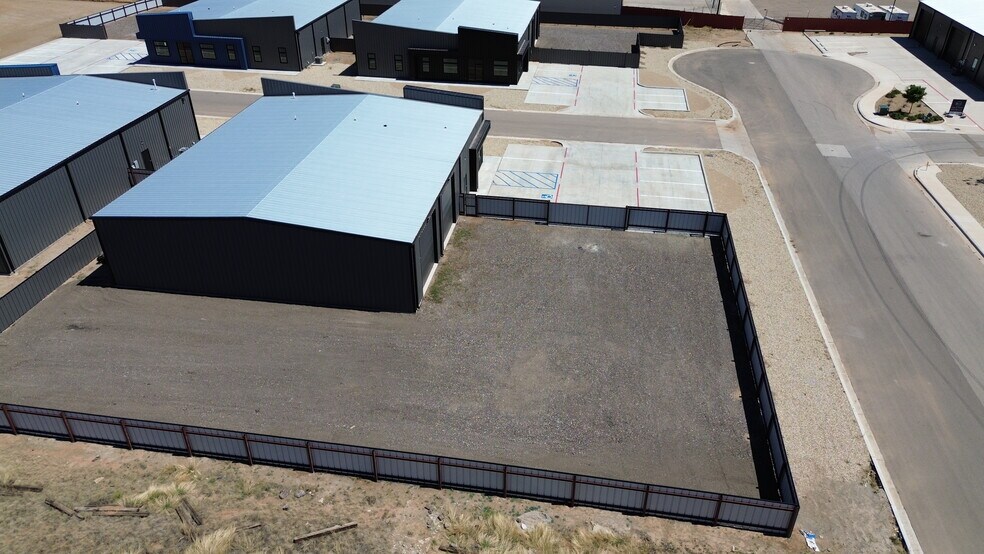 More Photos Of 3204 118th St, Lubbock Flex For Lease