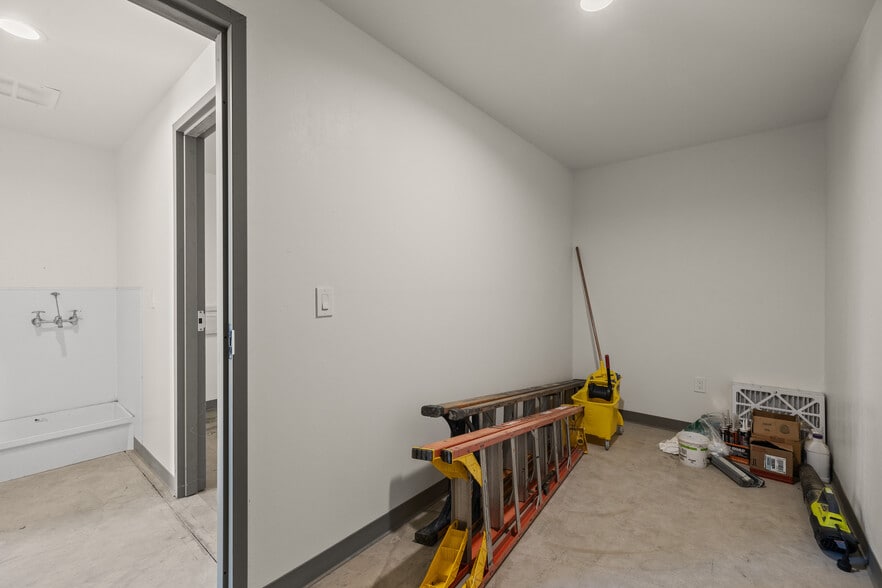 More Photos Of 138 Coremark Ct, Bakersfield Service For Lease